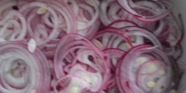 свинина с красным маринованным луком