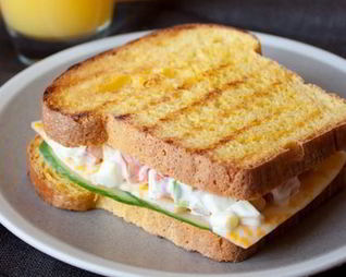 Ароматный сэндвич с яичным салатом