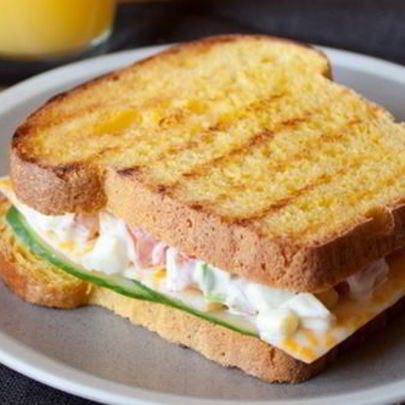 Ароматный сэндвич с яичным салатом