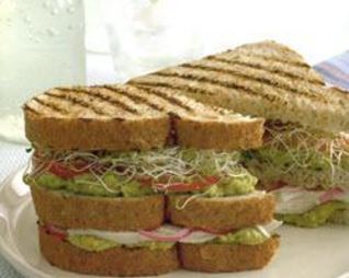 Клаб сэндвич с курицей, авокадо и люцерной