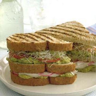 Клаб сэндвич с курицей, авокадо и люцерной