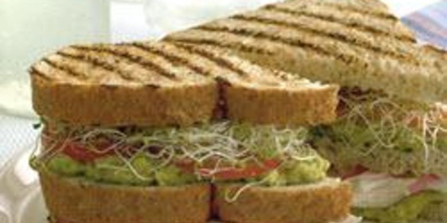 Рецепт клаба сэндвич с курицей, авокадо и люцерной