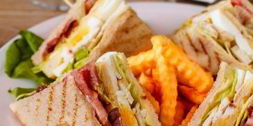 клаб-сэндвич с курицей и беконом