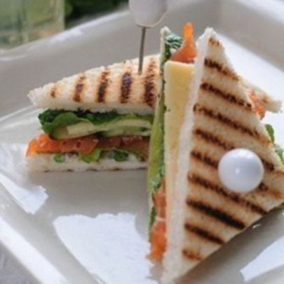 Клаб сэндвич с сыром, овощами и рыбой