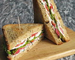 Клубничный сэндвич с курицей и мягким сыром