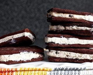 Шоколадный сэндвич с мороженым
