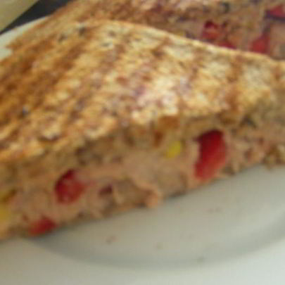 Сэндвич-гриль с тунцом, кукурузой и сладким перцем