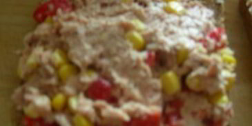 сэндвич-гриль с тунцом, кукурузой и сладким перцем