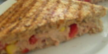 сэндвич-гриль с тунцом, кукурузой и сладким перцем