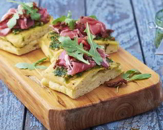 Сэндвич из домашней фокаччи с ветчиной