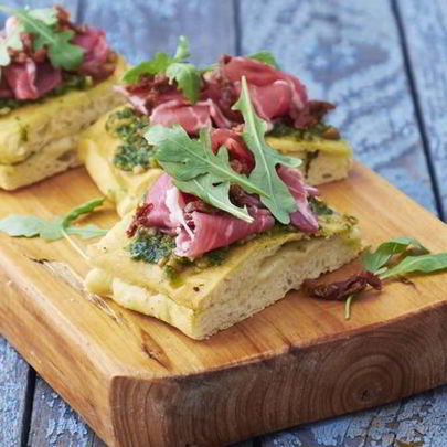 Сэндвич из домашней фокаччи с ветчиной