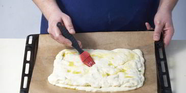 сэндвич из домашней фокаччи с ветчиной