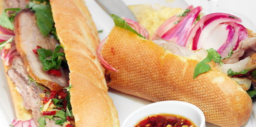 Рецепт сэндвича на маленьком багете со свиной брюшиной и маринованным луком