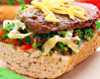 Сэндвич с говядиной и томатной сальсой