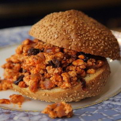 Сэндвич с индейкой, изюмом и оливками