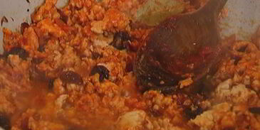 сэндвич с индейкой, изюмом и оливками