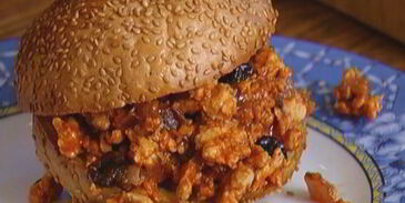 сэндвич с индейкой, изюмом и оливками