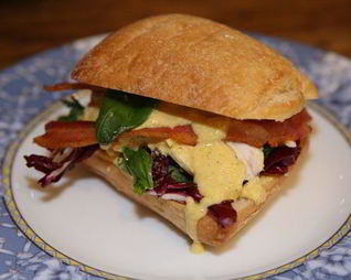 Сэндвич с курицей карри, радиккио и базиликом