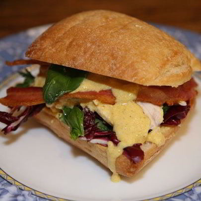 Сэндвич с курицей карри, радиккио и базиликом