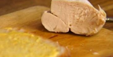 сэндвич с курицей карри, радиккио и базиликом