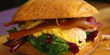 сэндвич с курицей карри, радиккио и базиликом