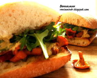 Сэндвич с лисичками, краковской колбасой и розмарином