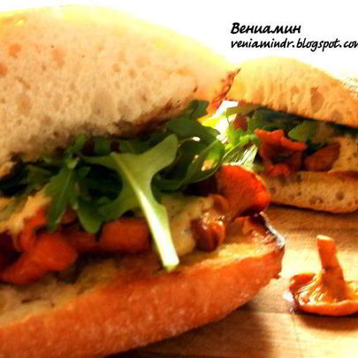 Сэндвич с лисичками, краковской колбасой и розмарином