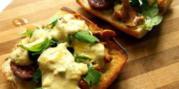 сэндвич с лисичками, краковской колбасой и розмарином