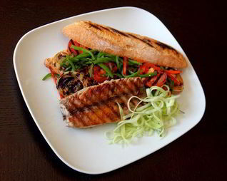 Сэндвич с макрелевым тунцом и овощами, обжаренными на гриле