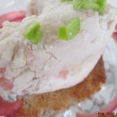 Сэндвич с мороженым из сельди и маринованным луком