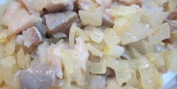 сэндвич с мороженым из сельди и маринованным луком