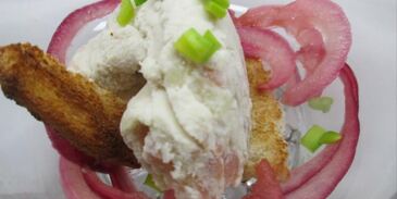 сэндвич с мороженым из сельди и маринованным луком