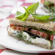 Рецепт Сэндвича с помидорами и пряныма яичныма кремома