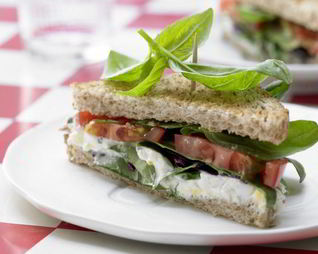 Сэндвич с помидорами и пряным яичным кремом