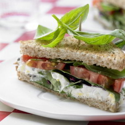 Сэндвич с помидорами и пряным яичным кремом