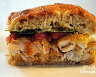 Сэндвич с рыбой и соусом