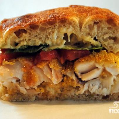 Сэндвич с рыбой и соусом