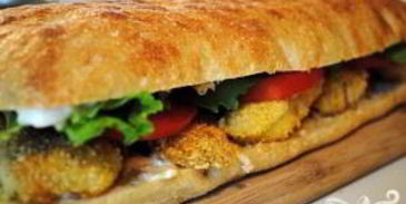 сэндвич с рыбой и соусом