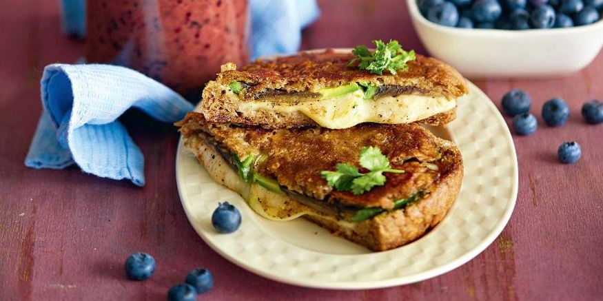 Рецепт сэндвича с сыром, авокадо и гранатом