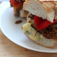 Рецепт Сэндвича с томленой телятиной, запеченным перцем и дор блю