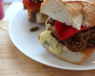 Сэндвич с томленой телятиной, запеченным перцем и дор блю