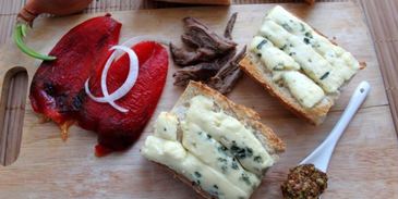 сэндвич с томленой телятиной, запеченным перцем и дор блю