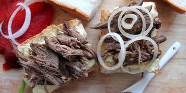 сэндвич с томленой телятиной, запеченным перцем и дор блю