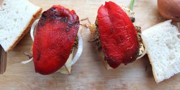 сэндвич с томленой телятиной, запеченным перцем и дор блю