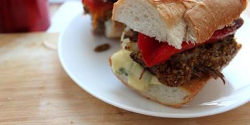 сэндвич с томленой телятиной, запеченным перцем и дор блю