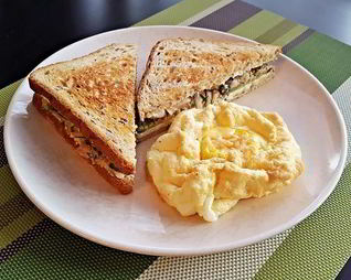 Сэндвич с тунцом и яичным облаком