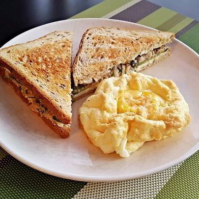 Сэндвич с тунцом и яичным облаком