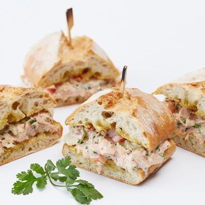 Сэндвич с тунцом, овощами и соусом чили