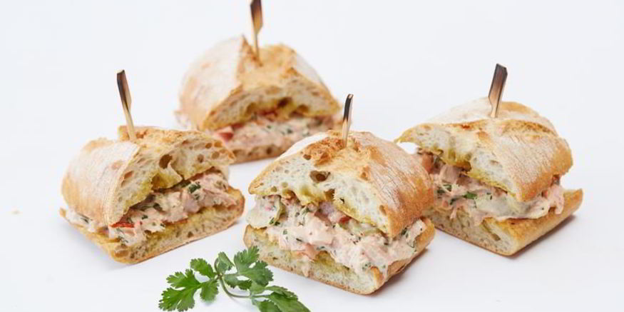 Рецепт сэндвича с тунцом, овощами и соусом чили