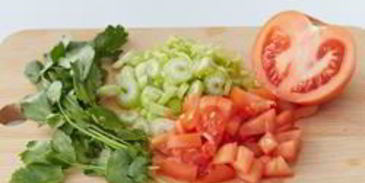 сэндвич с тунцом, овощами и соусом чили